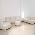 Ensemble d'assises et tables de Bernard Govin