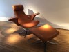 1_fauteuil_repose_pieds_berg_erickson_cuir_design_meublesetlumieres.jpg
