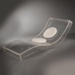 Rare chaise longue en plexiglas de Lionel Morgaine