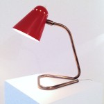 Lampe cocotte rouge pied laiton de Robert Mathieu